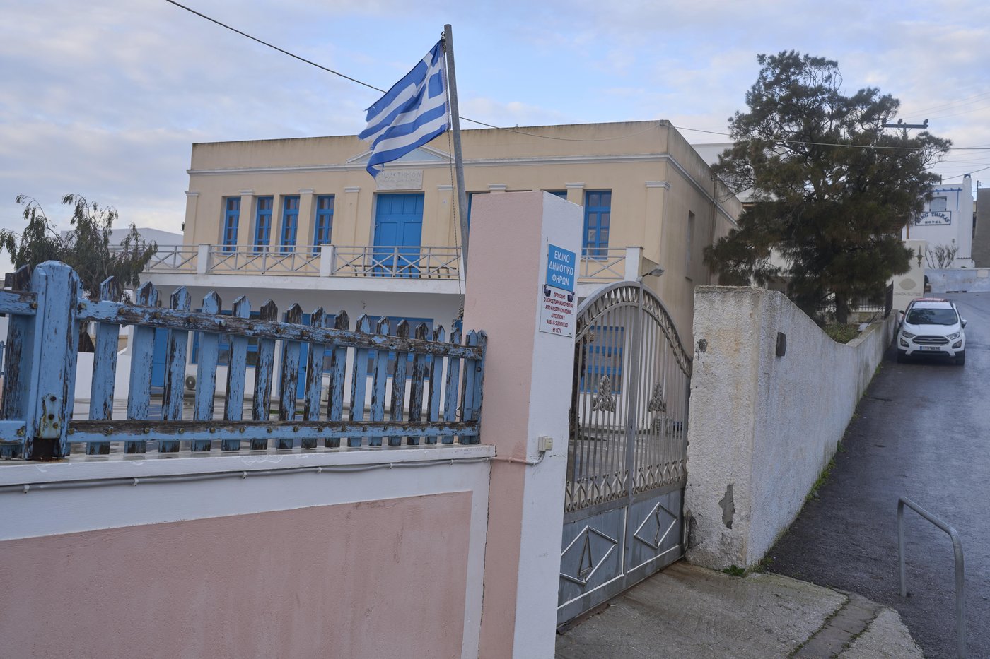 As quakes rattle Greek islands, a few brave tourists enjoy having Santorini to themselves | iNFOnews.ca