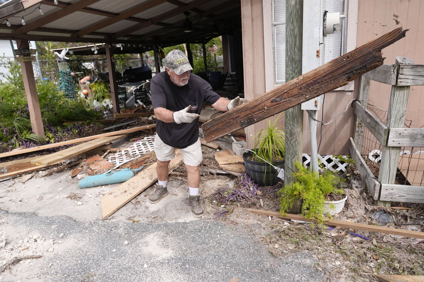 At least 64 dead after Helene's deadly march across the Southeast | iNFOnews.ca