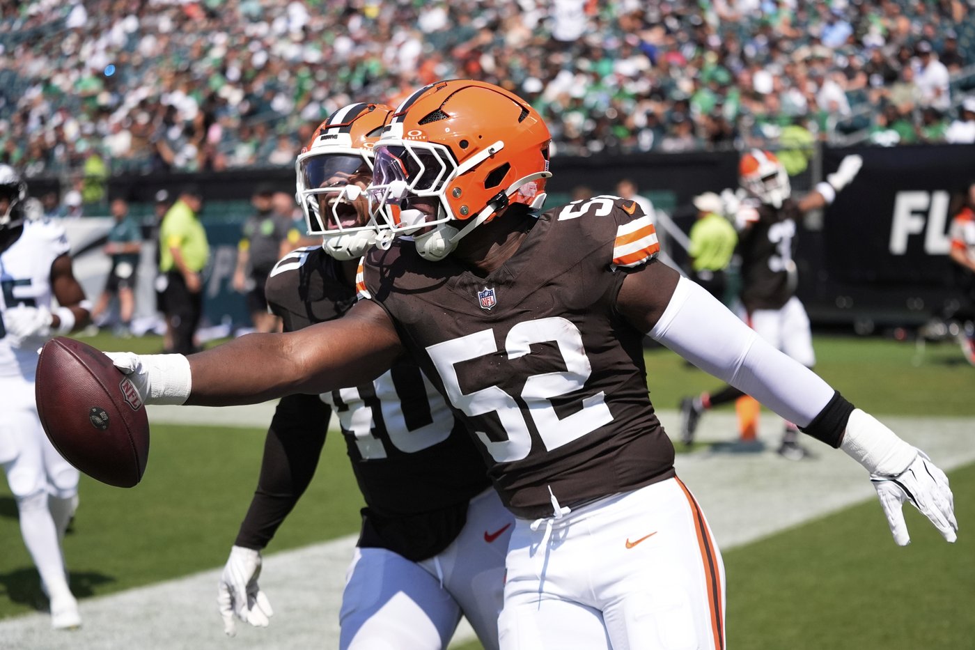 K.J. Henry's pick-6 leads Browns to win over Eagles in preseason game with Shedeur Sanders sidelined | iNFOnews.ca