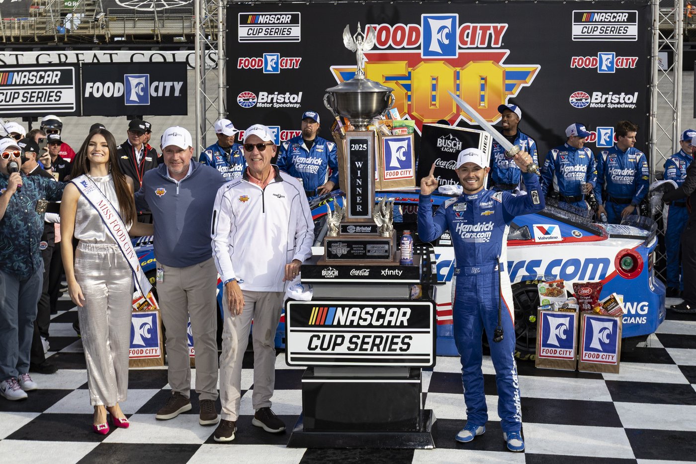 Kyle Larson dominates and claims an emotional Cup victory at Bristol Motor Speedway | iNFOnews.ca Kyle Larson dominates and claims an emotional Cup victory at Bristol Motor Speedway | iNFOnews.ca