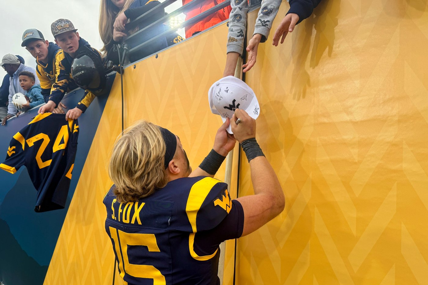 Scotty Fox Jr., Curtis Jones lead West Virginia to 29-22 win over Colorado | iNFOnews.ca