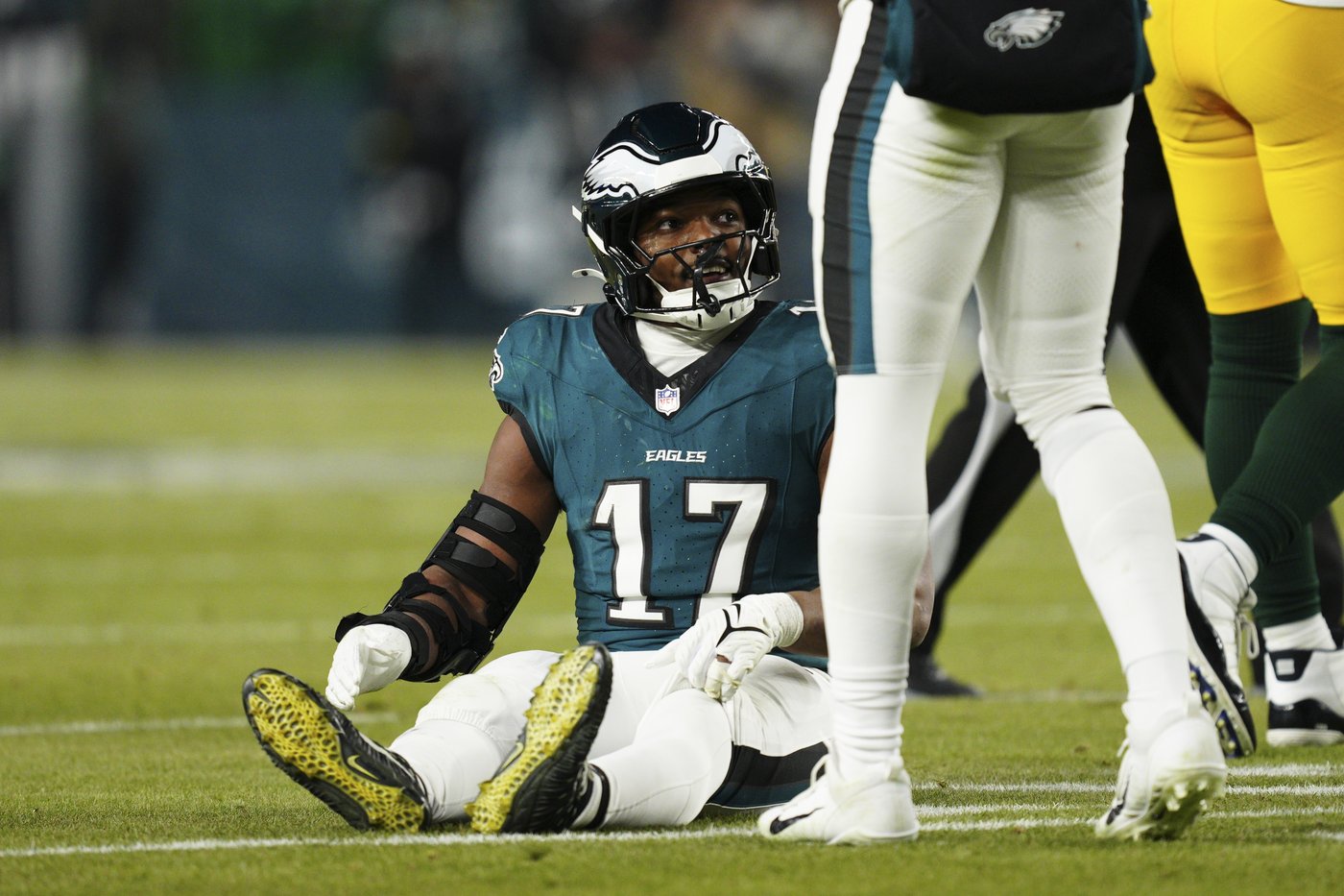 Eagles linebacker Nakobe Dean leaves on crutches after injuring his left knee against the Packers | iNFOnews.ca Eagles linebacker Nakobe Dean leaves on crutches after injuring his left knee against the Packers | iNFOnews.ca