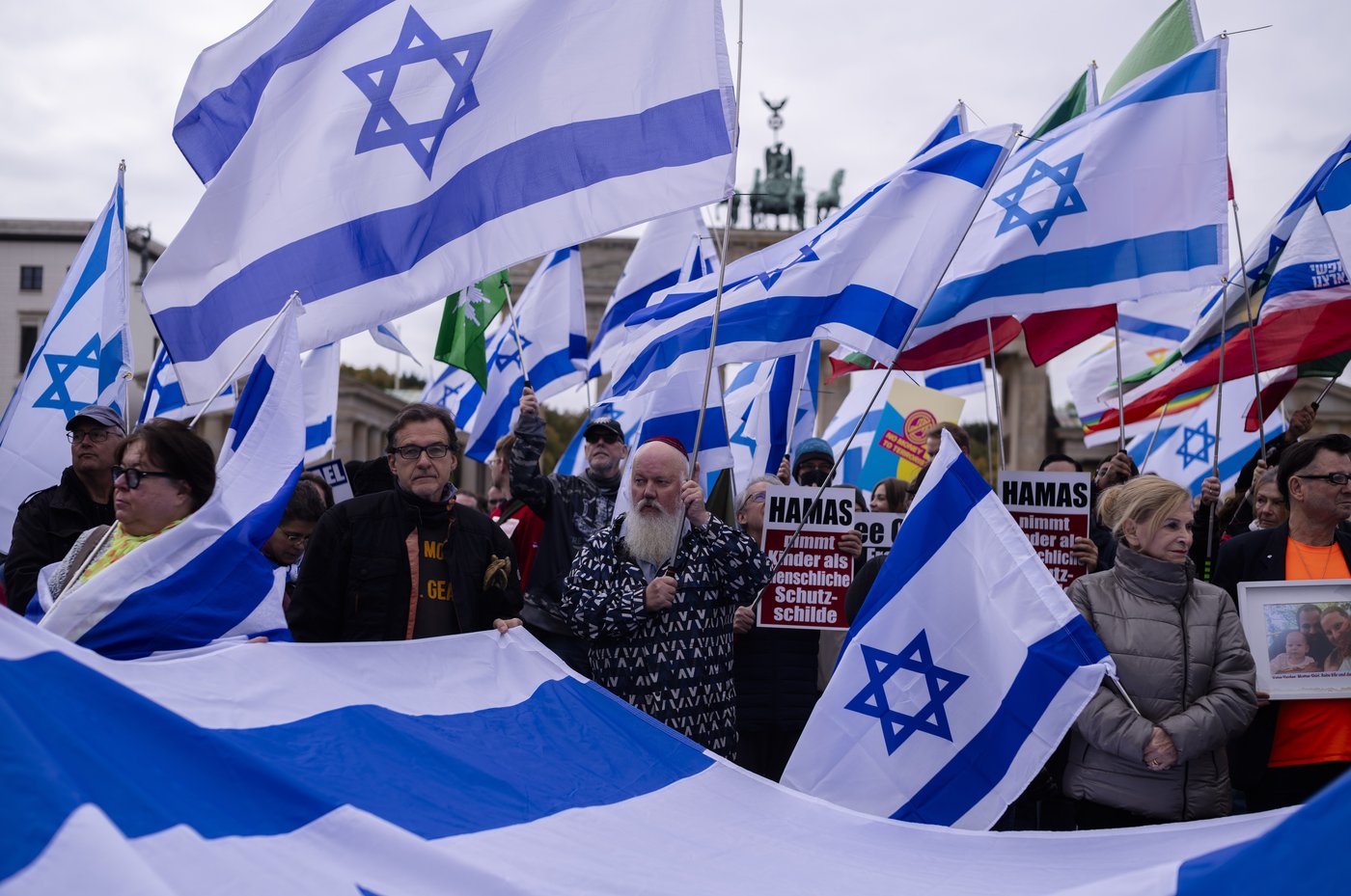 Pro-Palestinian and pro-Israeli crowds rally across the world on the eve of Oct. 7 anniversary | iNFOnews.ca
