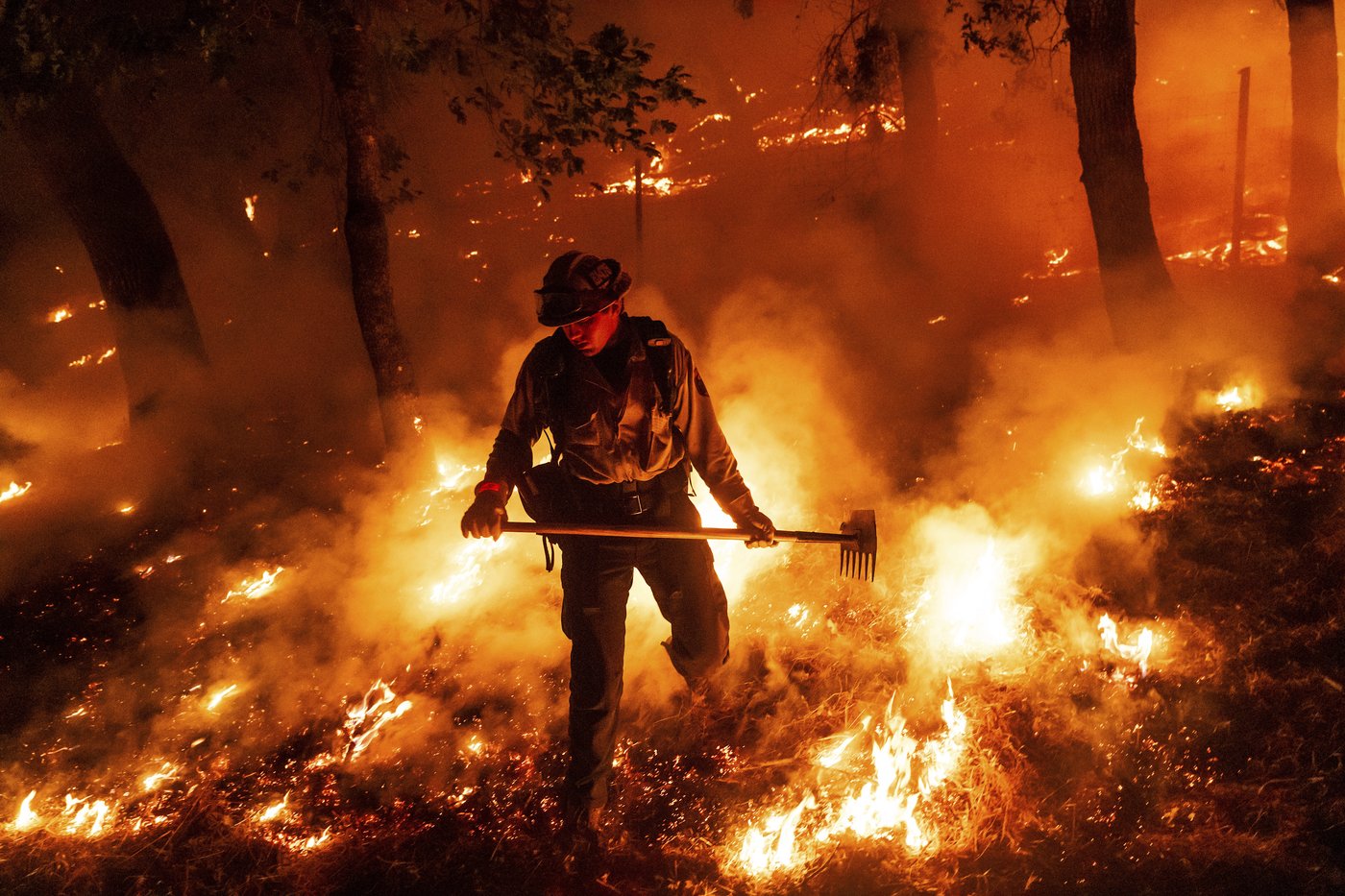Photos of crews battling the wildfires in Northern California wine country | iNFOnews.ca