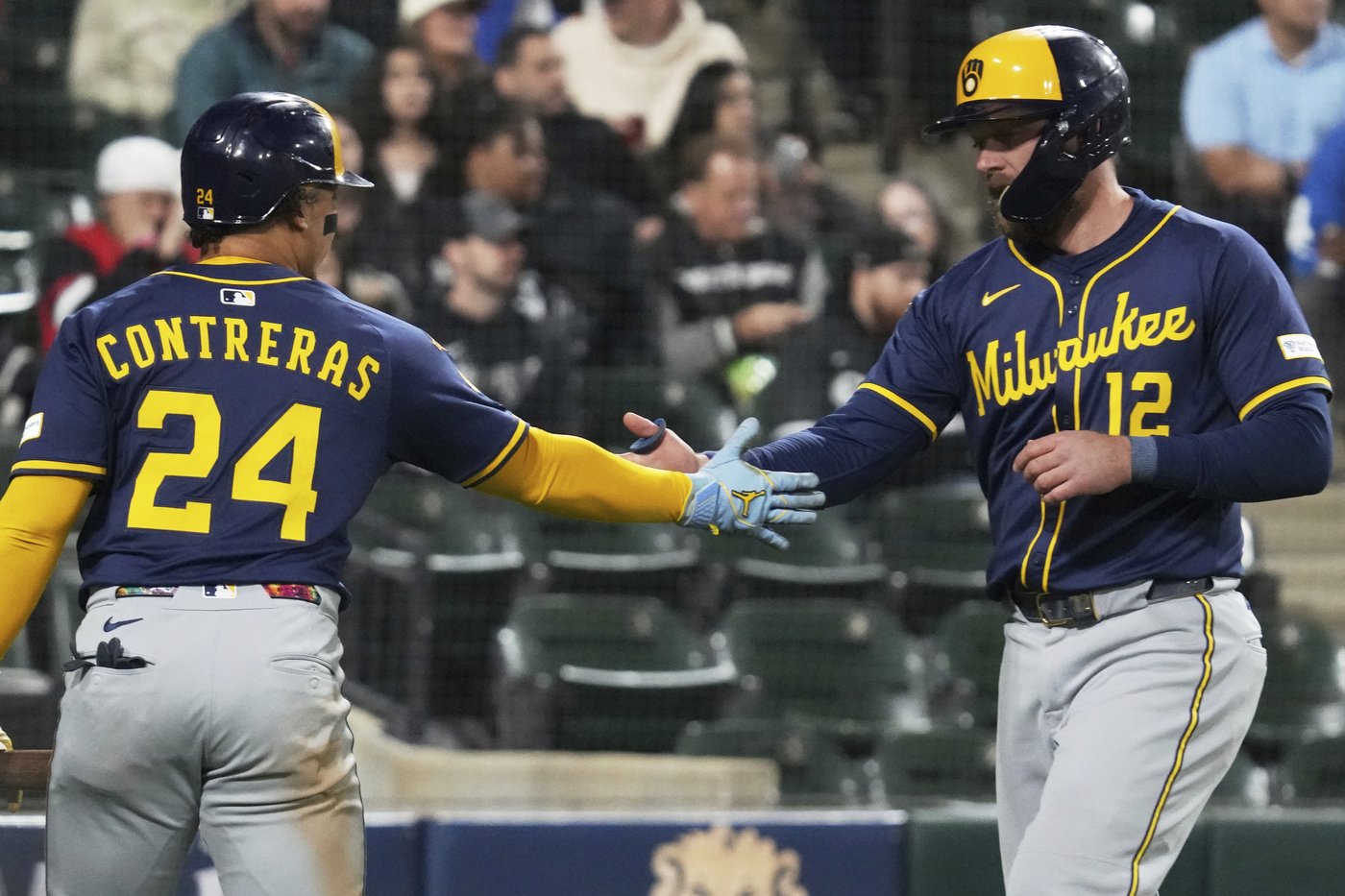 Durbin gets key 2-run single as the Brewers beat the lowly White Sox 7-2 | iNFOnews.ca