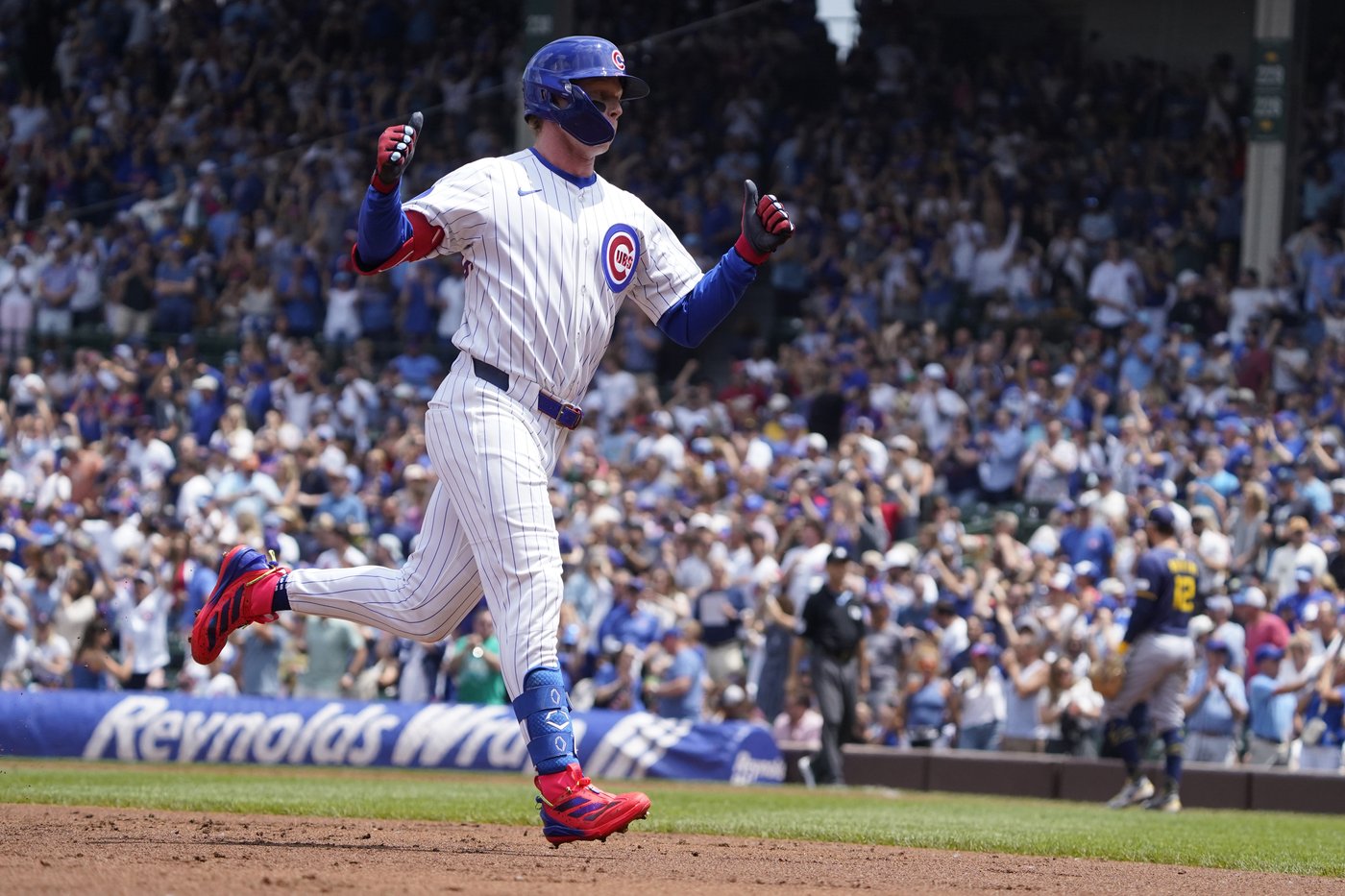 Fan climbs netting at Wrigley Field to retrieve Sal Frelick's bat | iNFOnews.ca Fan climbs netting at Wrigley Field to retrieve Sal Frelick's bat | iNFOnews.ca