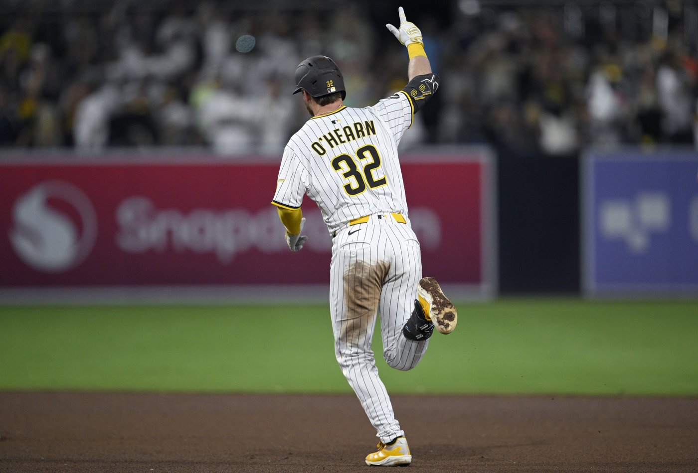 Sheets hits 2 of San Diego's 4 homers, Tatis robs Devers as the Padres beat the Giants 8-1 | iNFOnews.ca Sheets hits 2 of San Diego's 4 homers, Tatis robs Devers as the Padres beat the Giants 8-1 | iNFOnews.ca