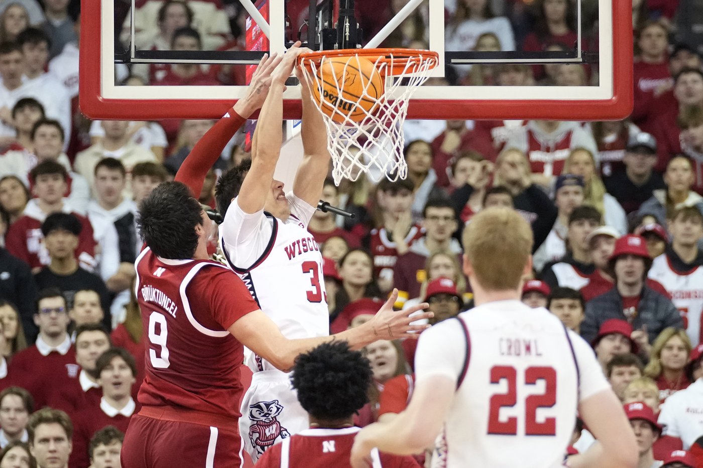 No. 18 Wisconsin uses 3-point barrage to beat Nebraska 83-55 as Huskers drop their 6th straight | iNFOnews.ca