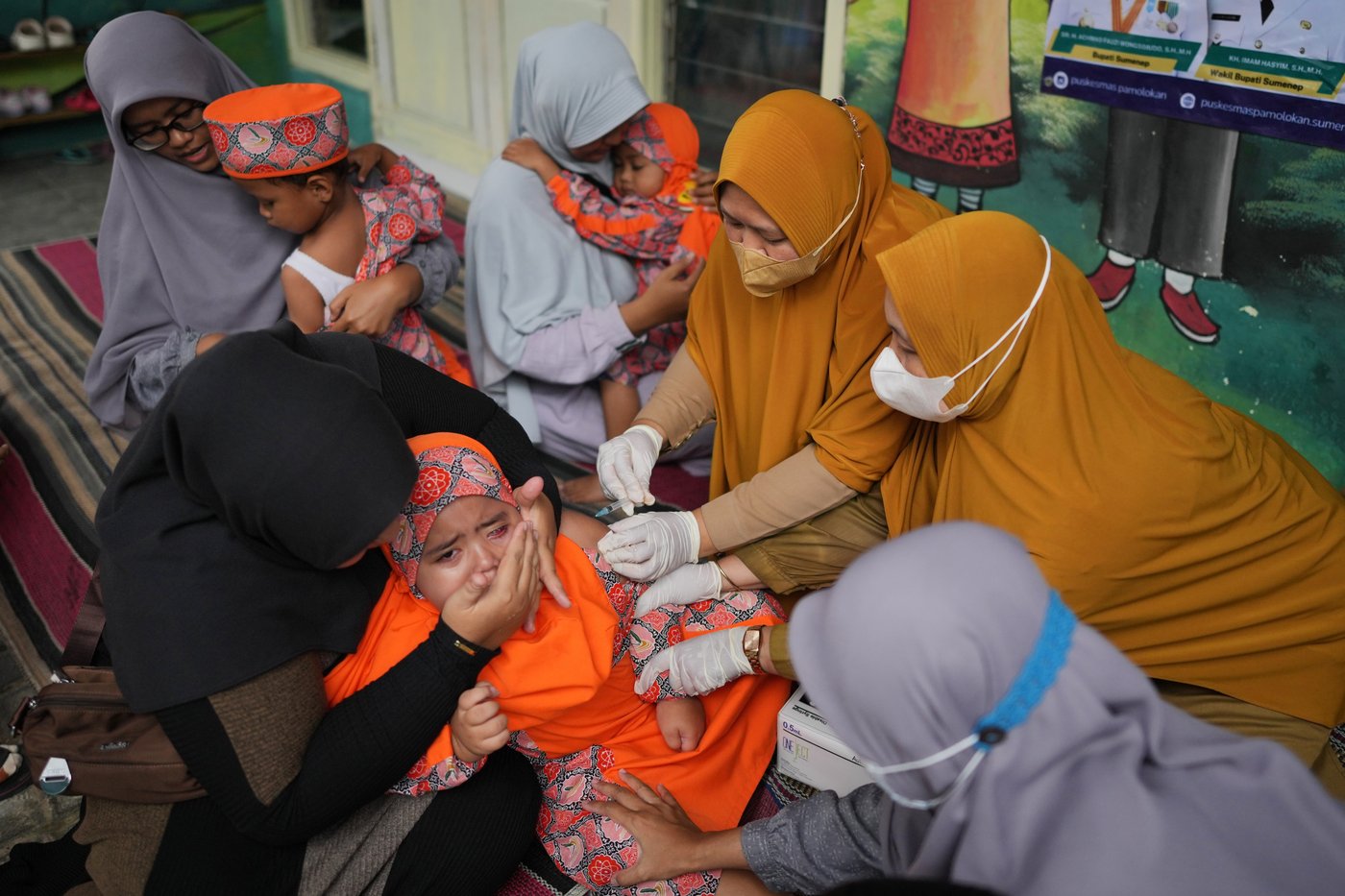 Photos show the efforts to curb a measles outbreak in Indonesia | iNFOnews.ca