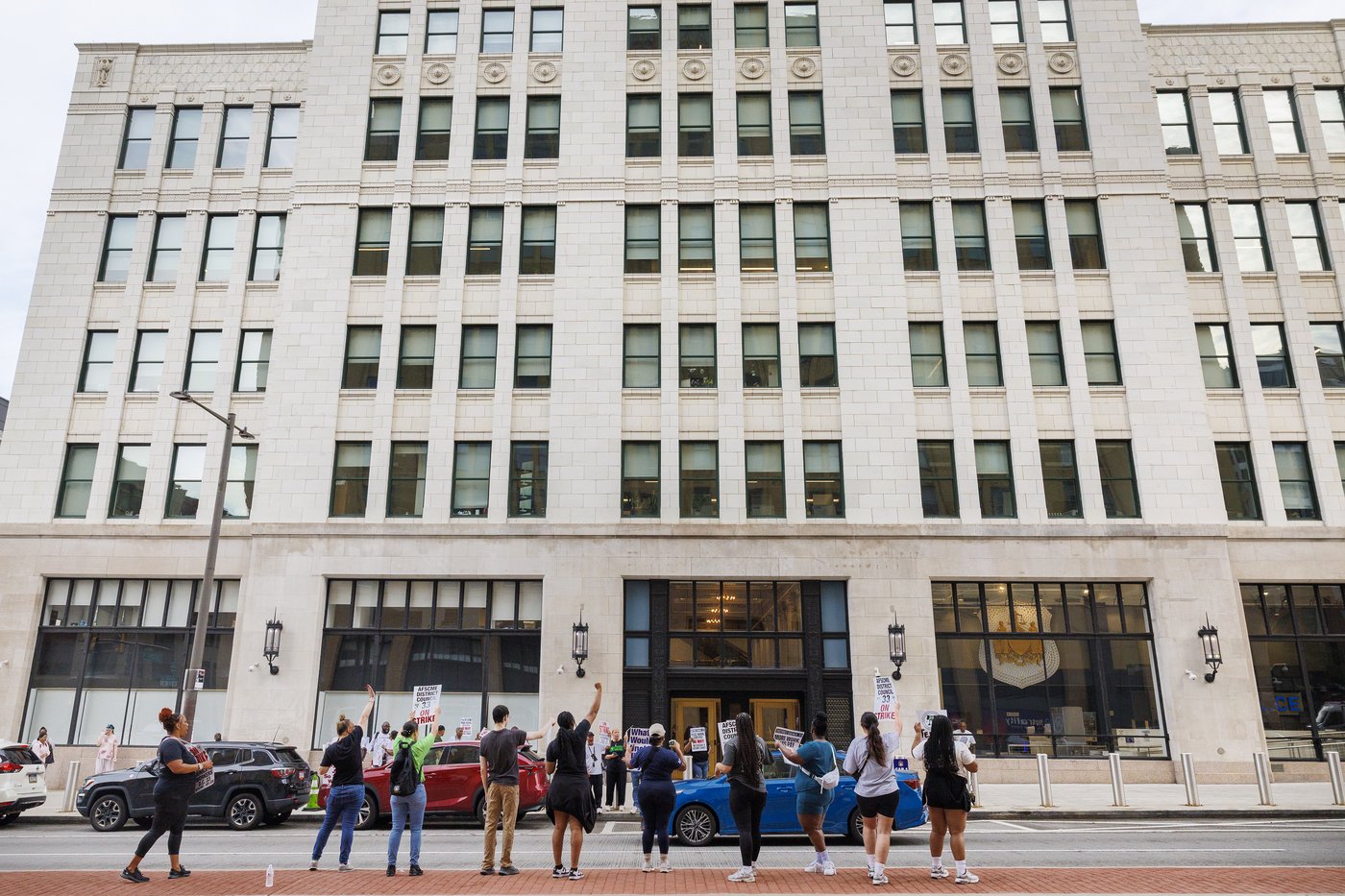 Thousands of city workers go on strike in Philadelphia, affecting trash pickup, pools and 911 calls | iNFOnews.ca