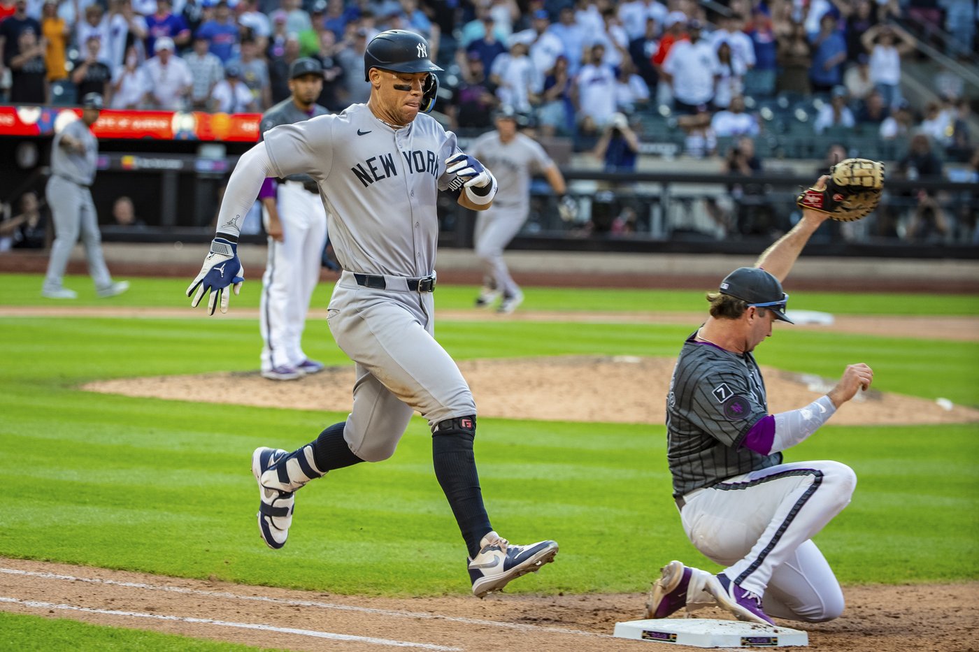 Aaron Judge gets struck in the face by a toss from Yankees teammate Anthony Volpe | iNFOnews.ca Aaron Judge gets struck in the face by a toss from Yankees teammate Anthony Volpe | iNFOnews.ca