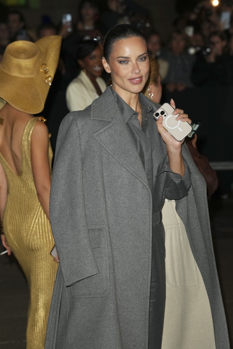 Loewe puts on spring explosion of flowers and form at Paris Fashion Week | iNFOnews.ca Loewe puts on spring explosion of flowers and form at Paris Fashion Week | iNFOnews.ca