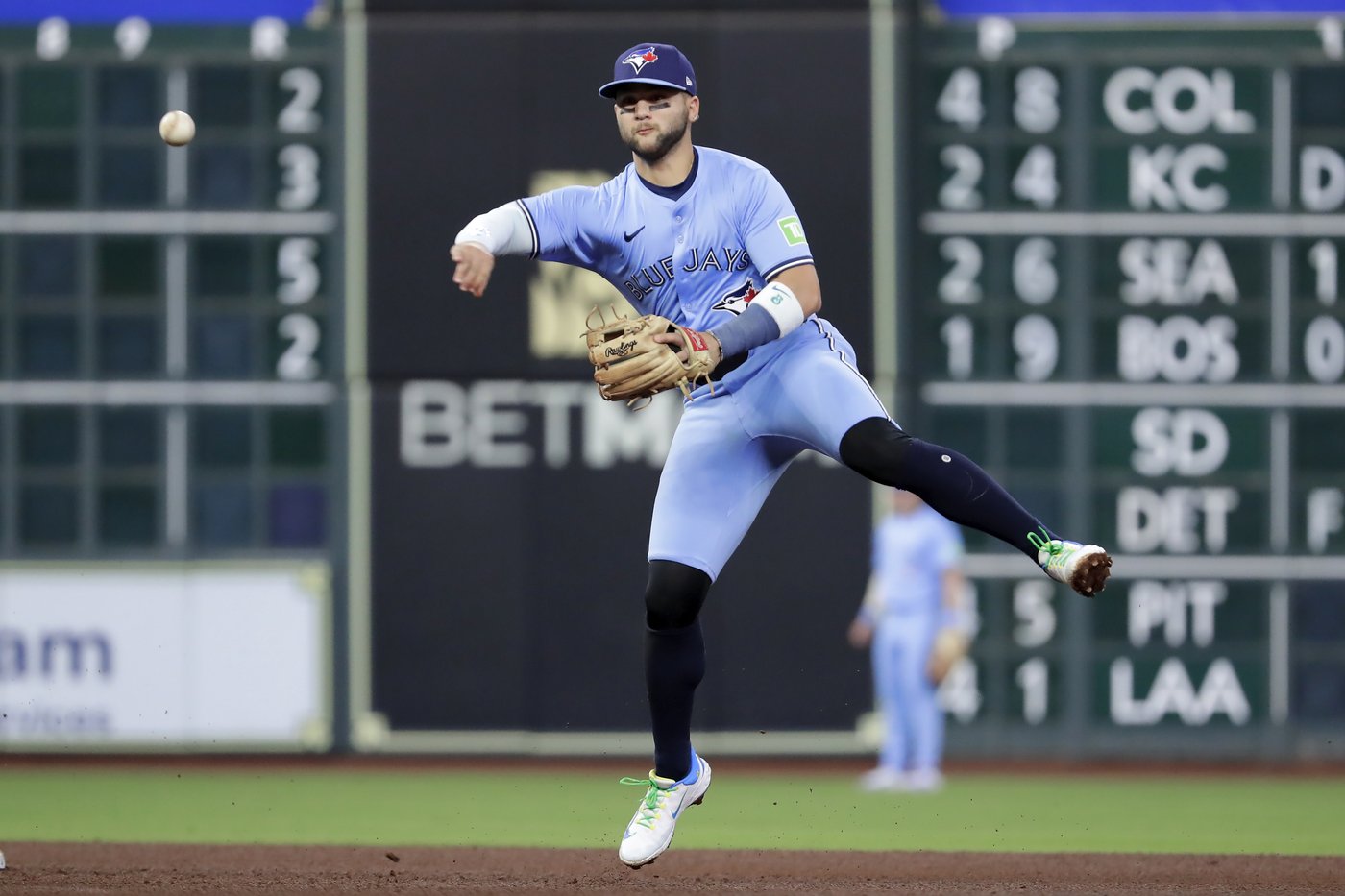 Christian Walker homers in 3-run 2nd, Astros beat Blue Jays 3-1 for series sweep | iNFOnews.ca