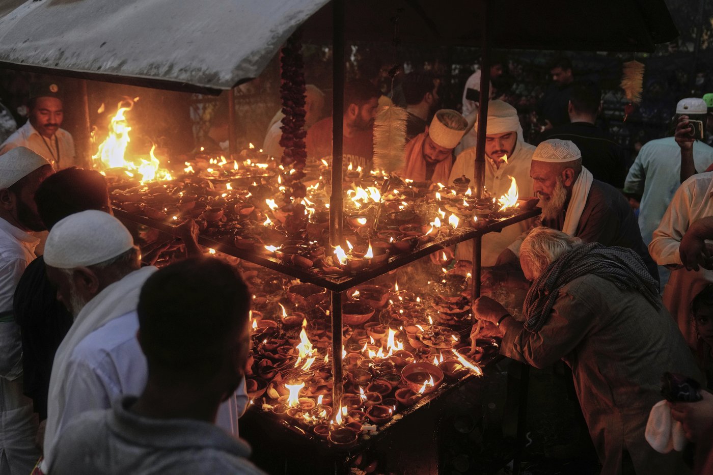 Photos of Pakistan honoring a Sufi saint with drumming, dancing, and bright lights | iNFOnews.ca