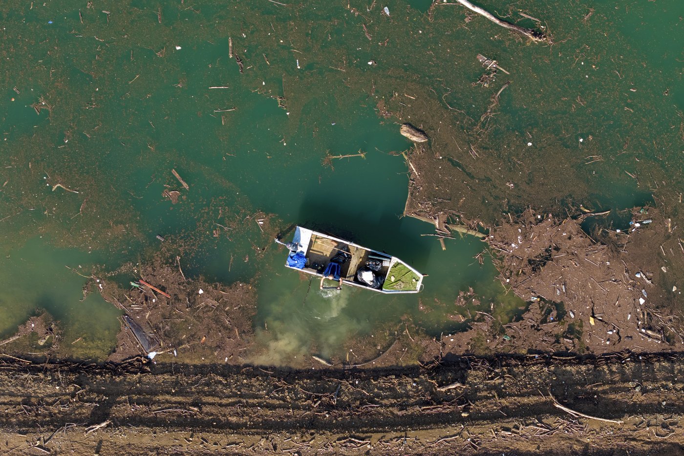 Residents and activists in central Bosnia clean up a lake after massive floods | iNFOnews.ca Residents and activists in central Bosnia clean up a lake after massive floods | iNFOnews.ca