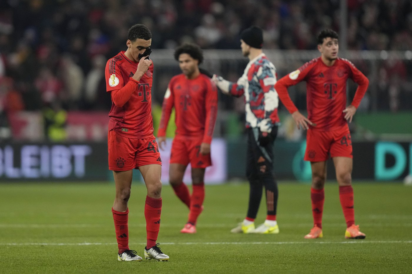 Neuer gets sent off for 1st time and Bayern Munich exits German Cup early again | iNFOnews.ca Neuer gets sent off for 1st time and Bayern Munich exits German Cup early again | iNFOnews.ca