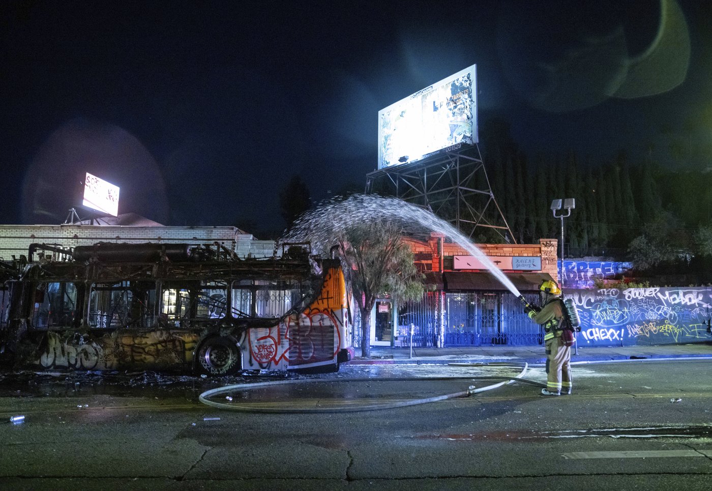 Los Angeles sees city bus burned, store thefts and rowdy crowds after Dodgers win World Series | iNFOnews.ca