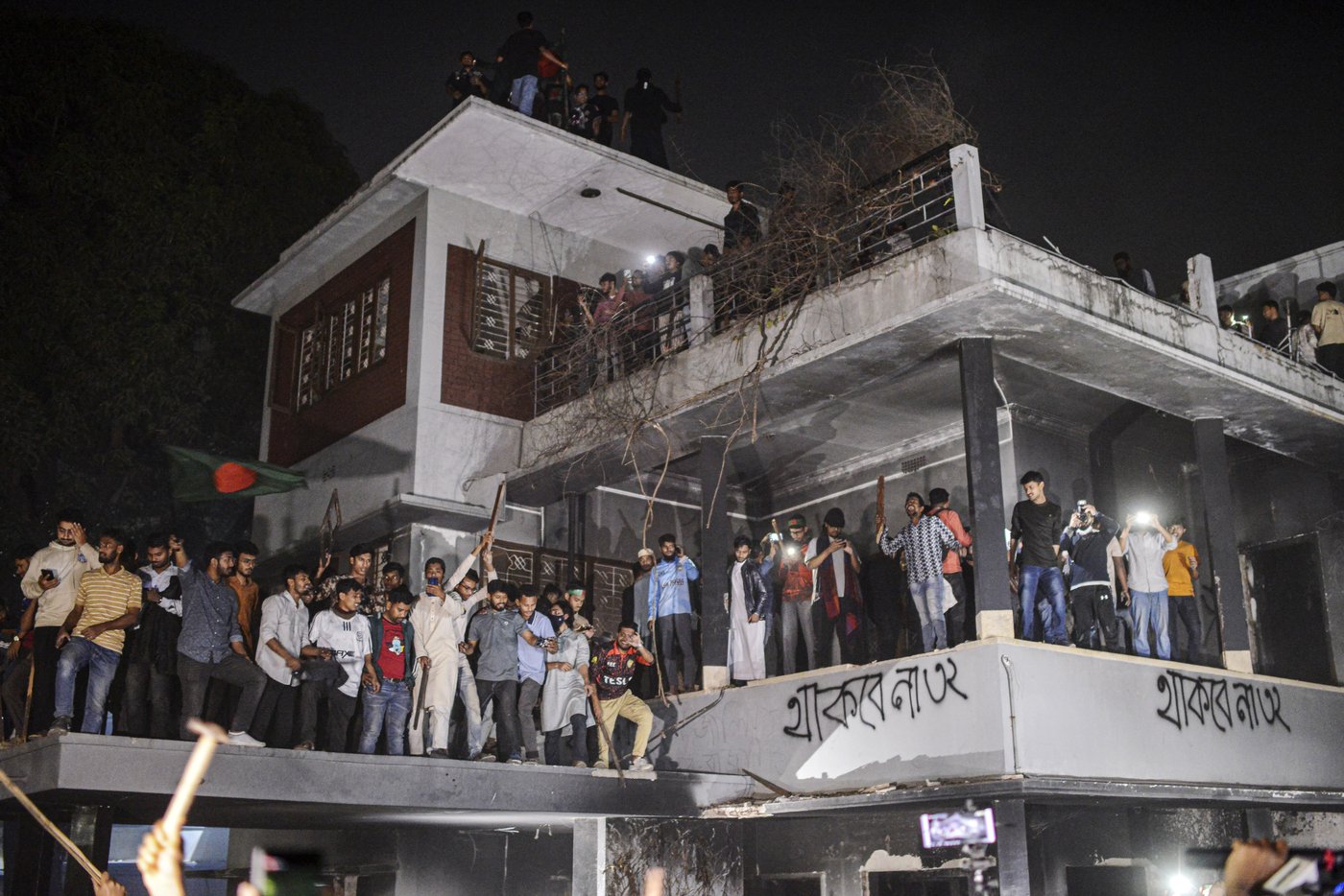Bangladeshi protesters storm and destroy a house linked to exiled former prime minister Hasina | iNFOnews.ca