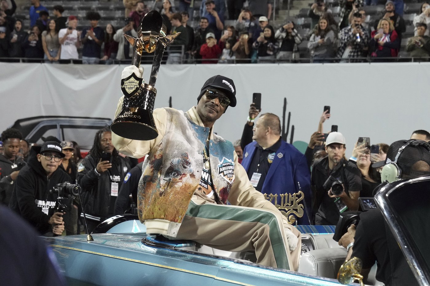 Snoop's game: Snoop Dogg thrills the crowd in the bowl that bears his name | iNFOnews.ca