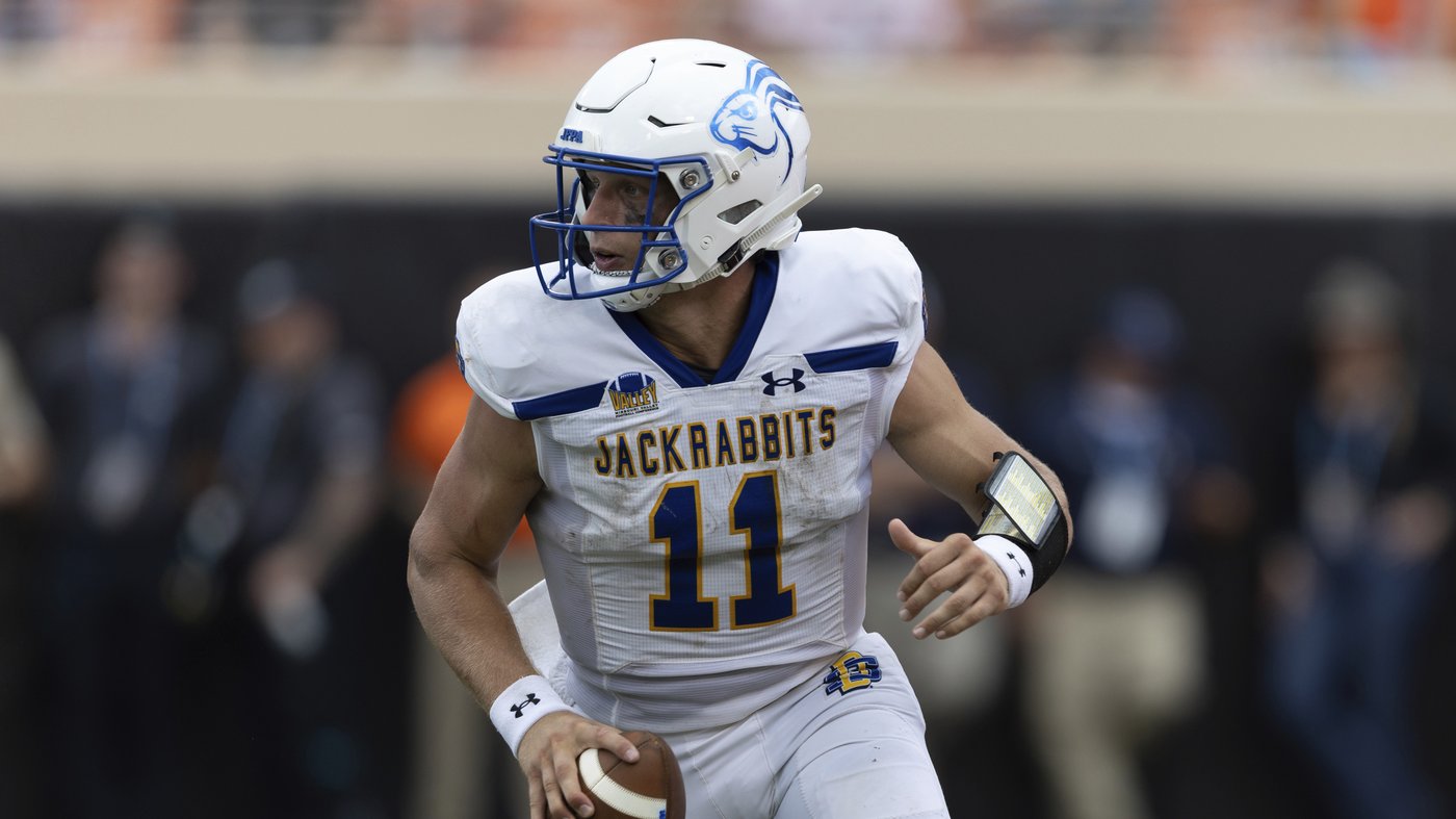 Iowa lands star QB Mark Gronowski of South Dakota State; Malik Benson heading to Oregon | iNFOnews.ca Iowa lands star QB Mark Gronowski of South Dakota State; Malik Benson heading to Oregon | iNFOnews.ca