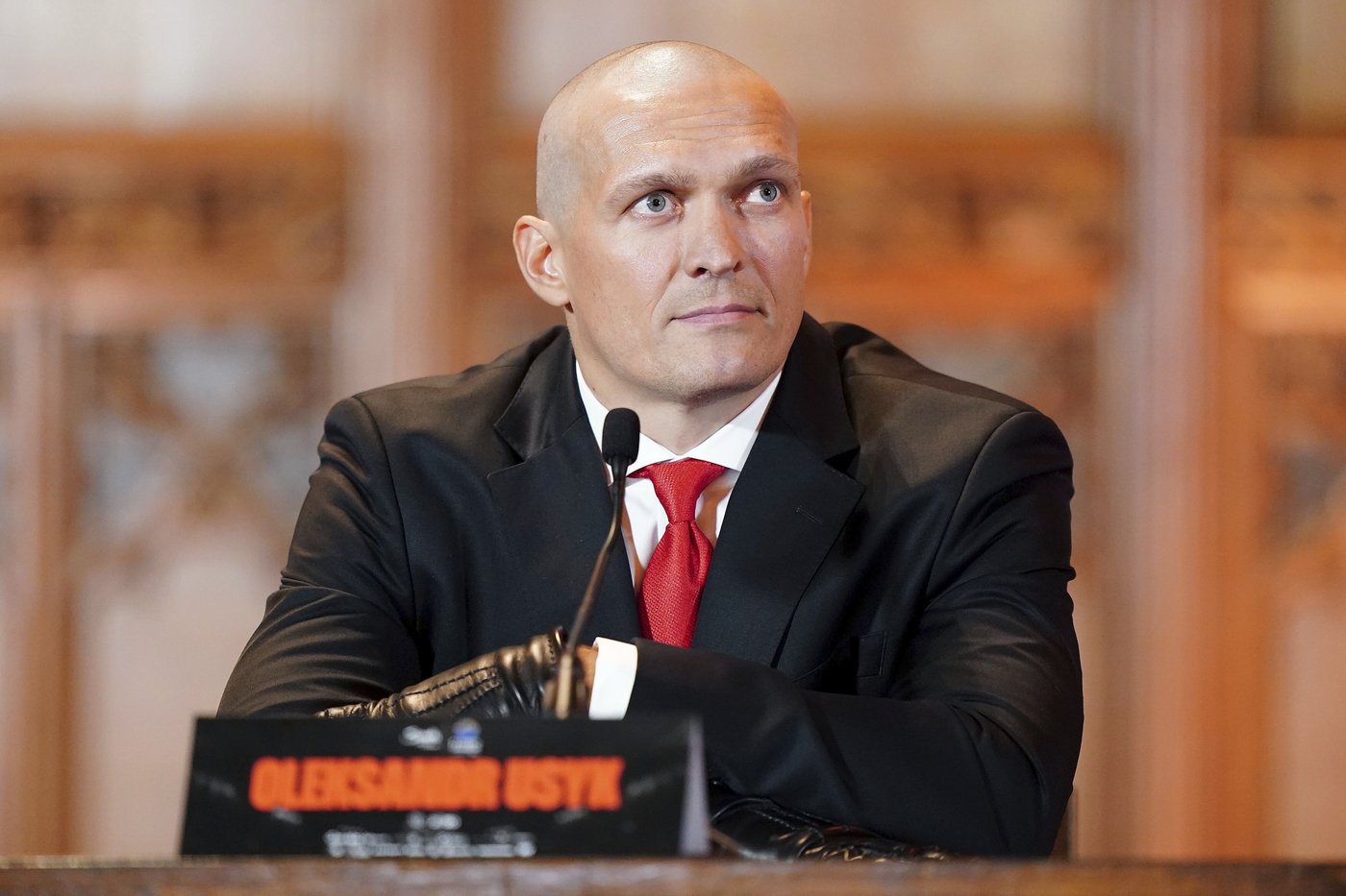 Usyk dresses as a hitman and gets Fury's signature in bizarre news conference | iNFOnews.ca