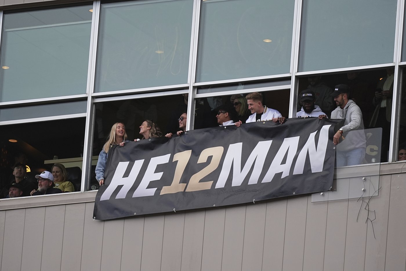 Travis Hunter improvises on reverse play as he and fellow Heisman hopeful Shedeur Sanders lift Buffs | iNFOnews.ca Travis Hunter improvises on reverse play as he and fellow Heisman hopeful Shedeur Sanders lift Buffs | iNFOnews.ca
