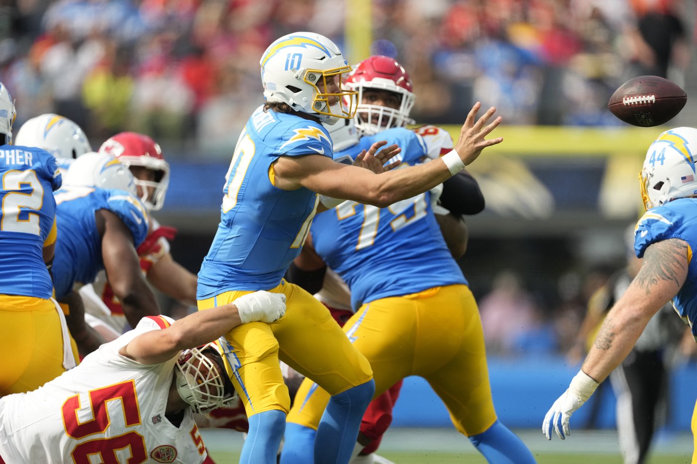With two backup tackles and a sprained ankle, Justin Herbert perseveres in the Chargers' narrow loss | iNFOnews.ca With two backup tackles and a sprained ankle, Justin Herbert perseveres in the Chargers' narrow loss | iNFOnews.ca