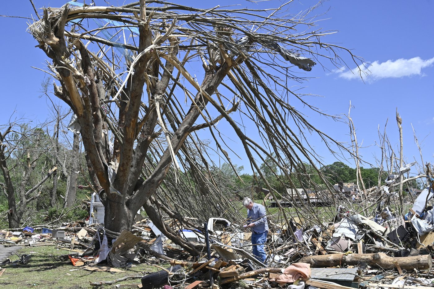 Severe weather leaves at least 27 dead, including 18 in Kentucky | iNFOnews.ca Severe weather leaves at least 27 dead, including 18 in Kentucky | iNFOnews.ca