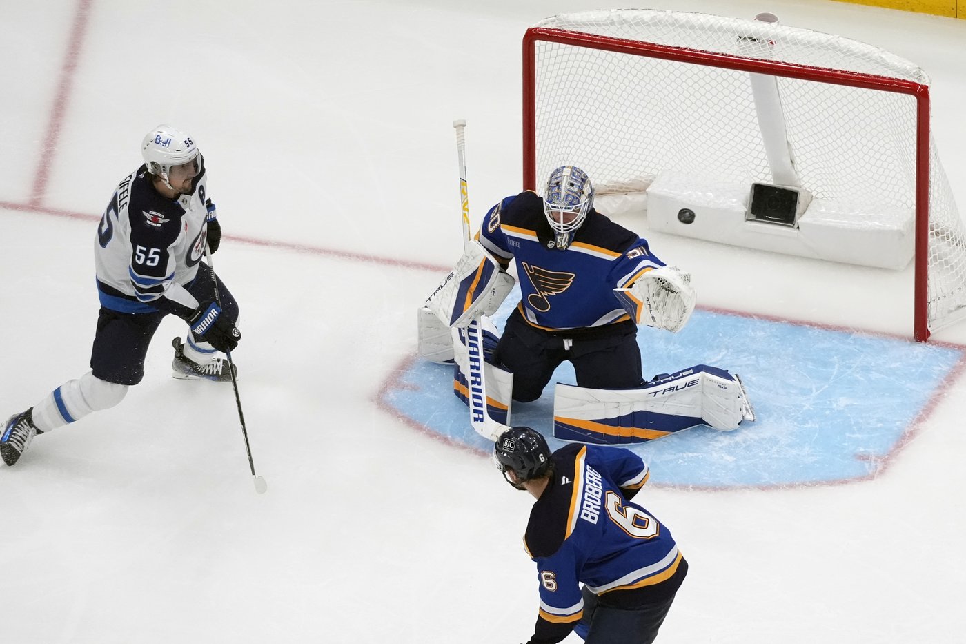 Hellebuyck stops 27 shots, lifts undefeated Jets to 3-2 win over Blues | iNFOnews.ca
