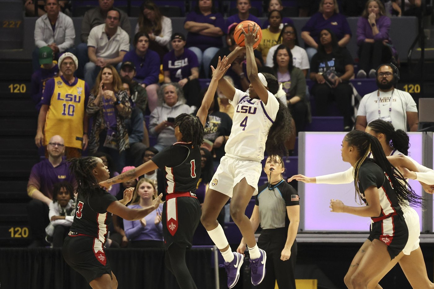 Wolfenbarger, Morrow lead No. 4 LSU past Louisiana-Lafayette 85-57 | iNFOnews.ca