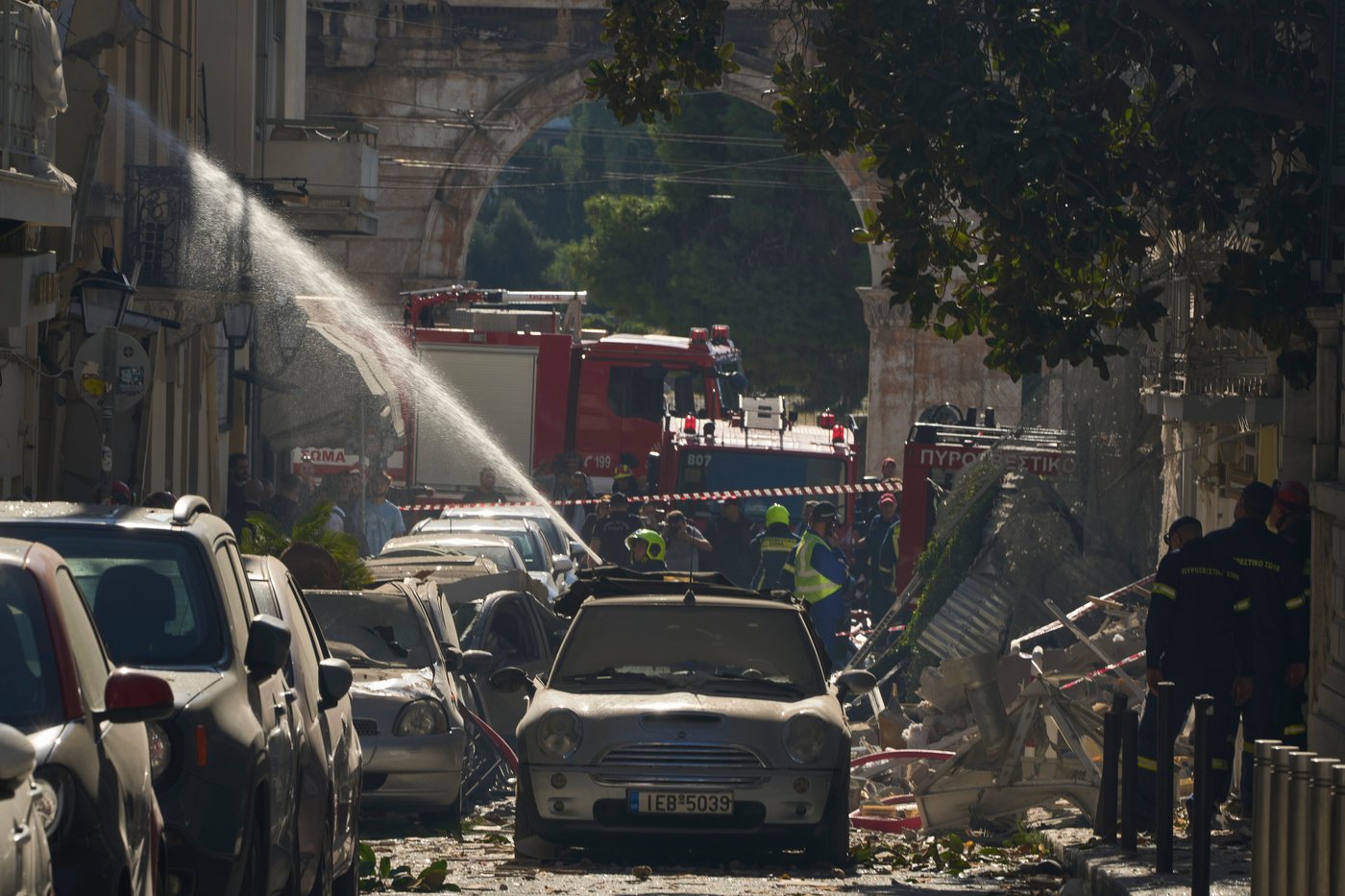 Blast near Acropolis in Greece injures 2, collapses a building. Local media say gas leak suspected | iNwheels