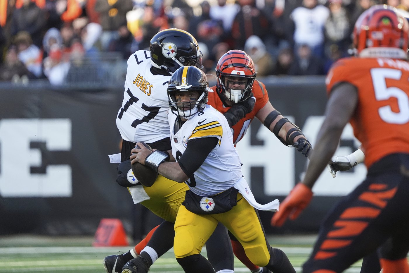 Russell Wilson throws for a season-high 414 yards and 3 TDs as the Steelers top the Bengals 44-38 | iNFOnews.ca Russell Wilson throws for a season-high 414 yards and 3 TDs as the Steelers top the Bengals 44-38 | iNFOnews.ca