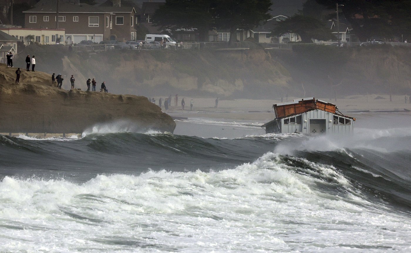 Major storm pounds California's central coast, blamed for man's death and partially collapsing pier | iNFOnews.ca Major storm pounds California's central coast, blamed for man's death and partially collapsing pier | iNFOnews.ca
