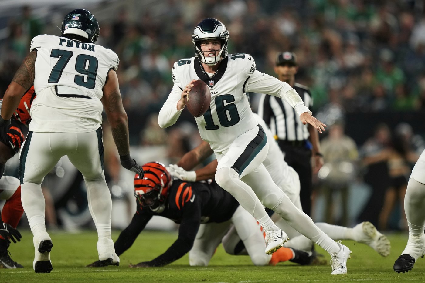 Super Bowl champion Eagles' tush push play helps secure 34-27 preseason win over Bengals | iNFOnews.ca