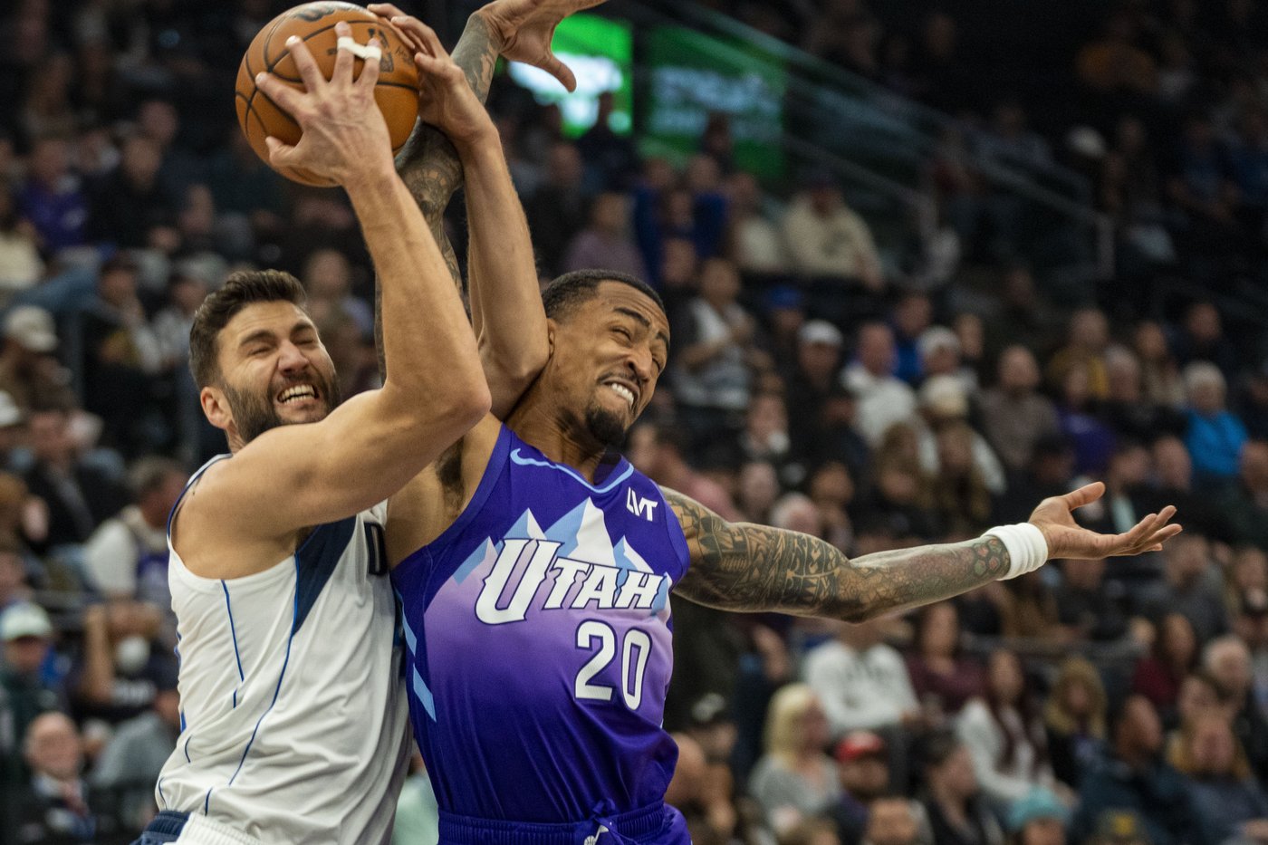 John Collins scores on a late dunk to lift Jazz past Mavericks for 1st home victory | iNFOnews.ca