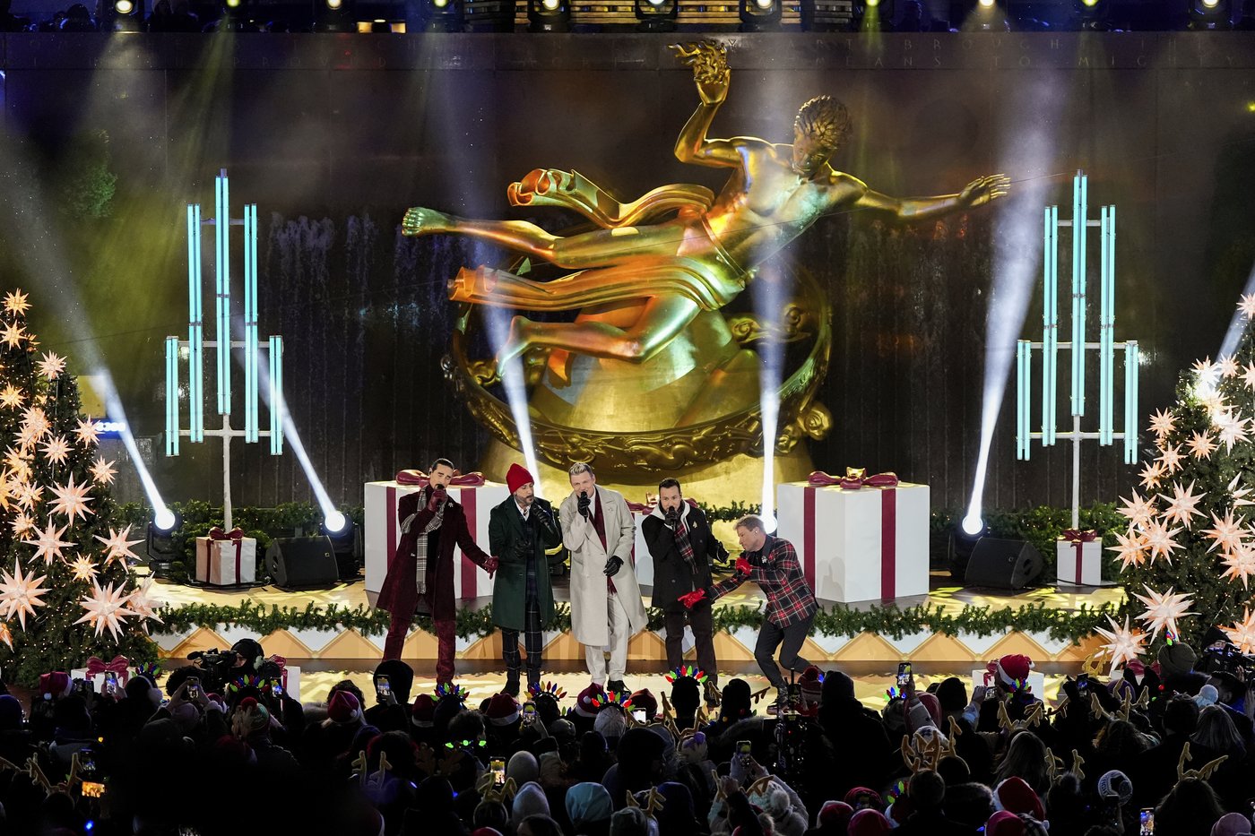 The Rockefeller Center Christmas tree lights up in New York City | iNFOnews.ca
