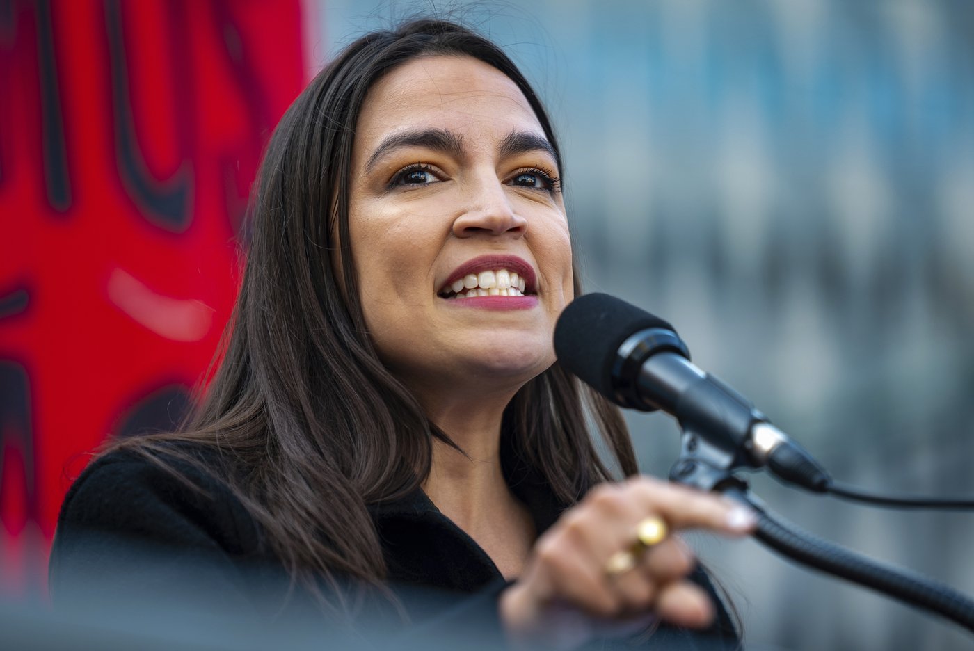 Pritzker and Ocasio-Cortez: A billionaire and a former bartender emerge as Trump resistance leaders | iNFOnews.ca Pritzker and Ocasio-Cortez: A billionaire and a former bartender emerge as Trump resistance leaders | iNFOnews.ca