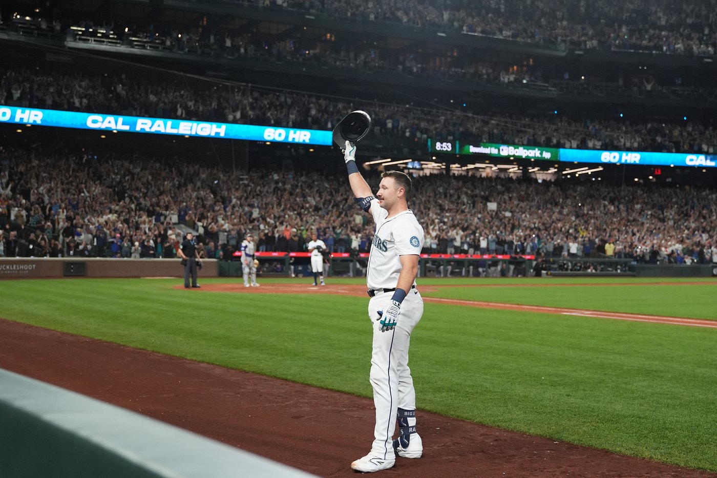 Cal Raleigh hits his 60th home run of the season, becoming the 7th MLB player to achieve the feat | iNFOnews.ca Cal Raleigh hits his 60th home run of the season, becoming the 7th MLB player to achieve the feat | iNFOnews.ca