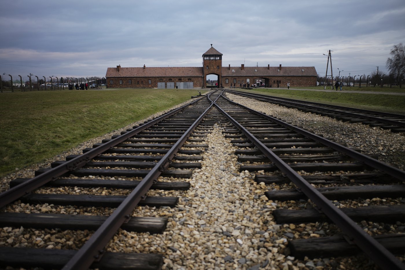 Barstool Sports founder retracts Auschwitz tour offer to customer in antisemitic sign incident | iNFOnews.ca Barstool Sports founder retracts Auschwitz tour offer to customer in antisemitic sign incident | iNFOnews.ca