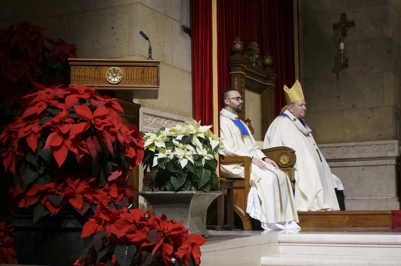 The world welcomes 2025 with light shows, embraces and ice plunges | iNFOnews.ca