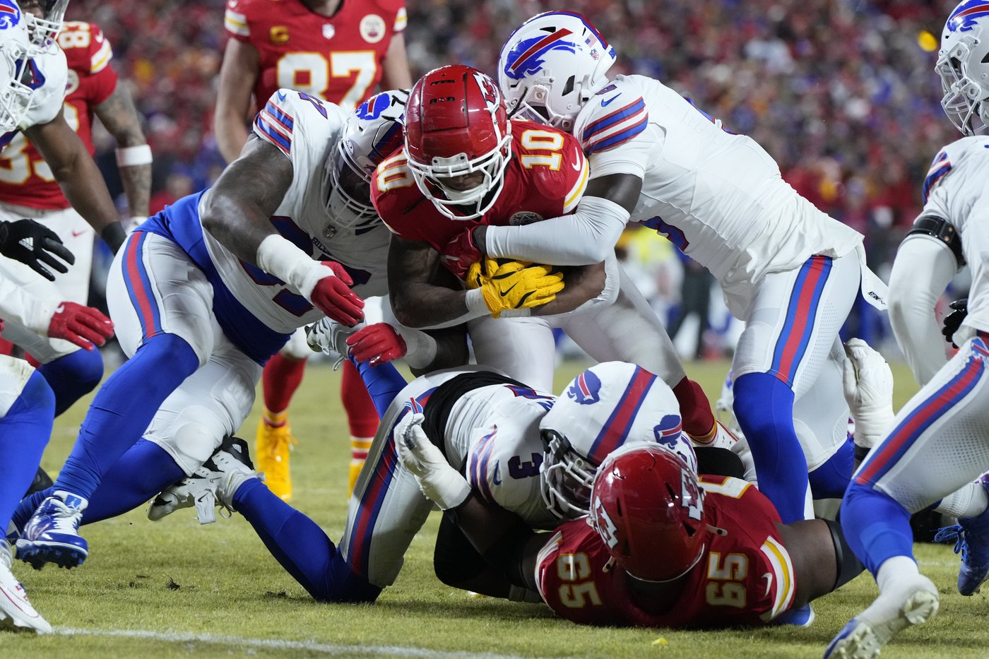 The Chiefs get more Mahomes magic and advance to 3rd straight Super Bowl, beating the Bills 32-29 | iNFOnews.ca The Chiefs get more Mahomes magic and advance to 3rd straight Super Bowl, beating the Bills 32-29 | iNFOnews.ca