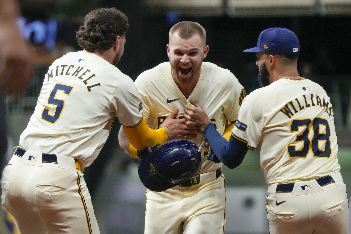 Jake Bauers hits game-ending single to lift NL Central-clinching Brewers to 2-1 win over Phillies | iNFOnews.ca