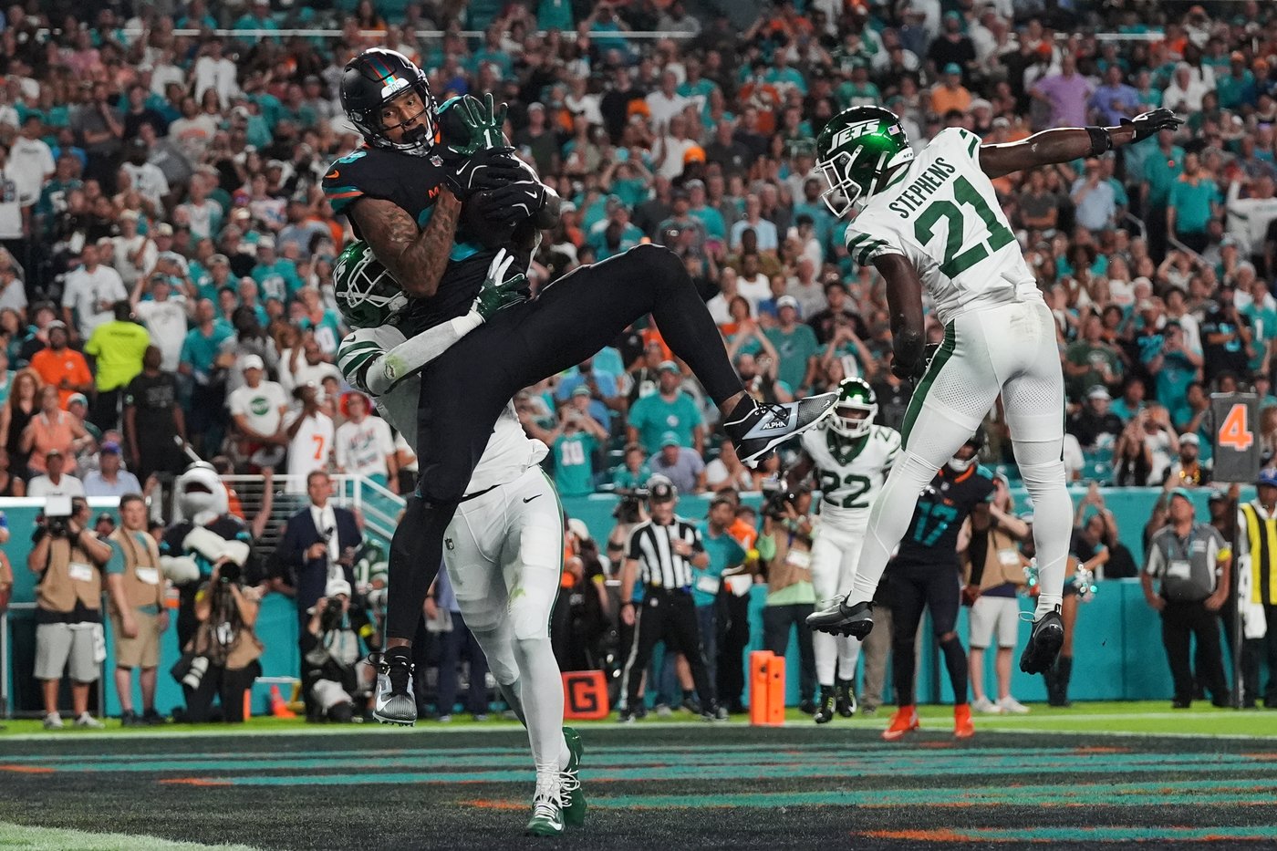 Darren Waller scores twice for the Dolphins in his first NFL game in nearly 2 years | iNFOnews.ca