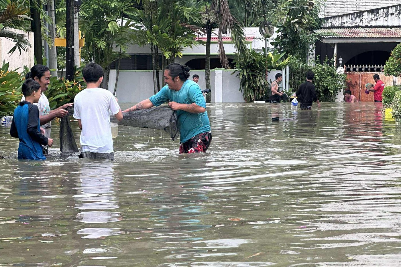 Typhoon Kalmaegi moves across central Philippines, leaving at least 1 dead and setting off floods | iNFOnews.ca