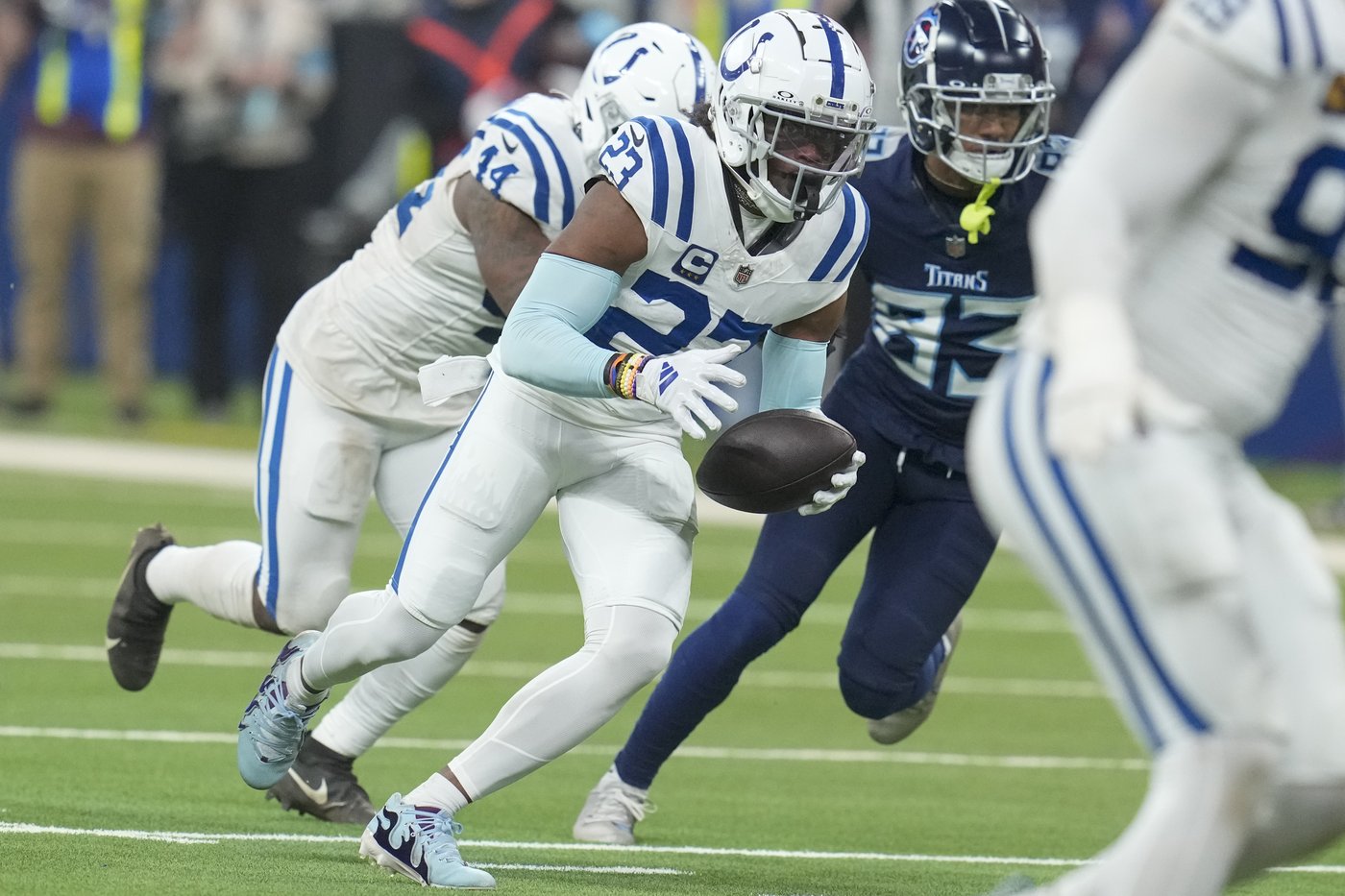 Jonathan Taylor rebounds with 218 yards, 3 TD runs as Colts hold off Titans 38-30 | iNFOnews.ca Jonathan Taylor rebounds with 218 yards, 3 TD runs as Colts hold off Titans 38-30 | iNFOnews.ca