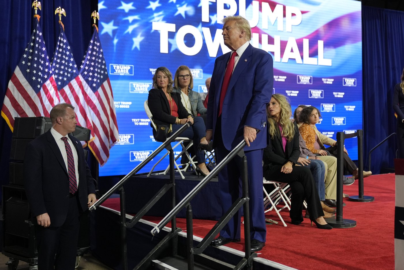 Trump's Pennsylvania town hall turns into impromptu concert after medical incidents | iNFOnews.ca Trump's Pennsylvania town hall turns into impromptu concert after medical incidents | iNFOnews.ca