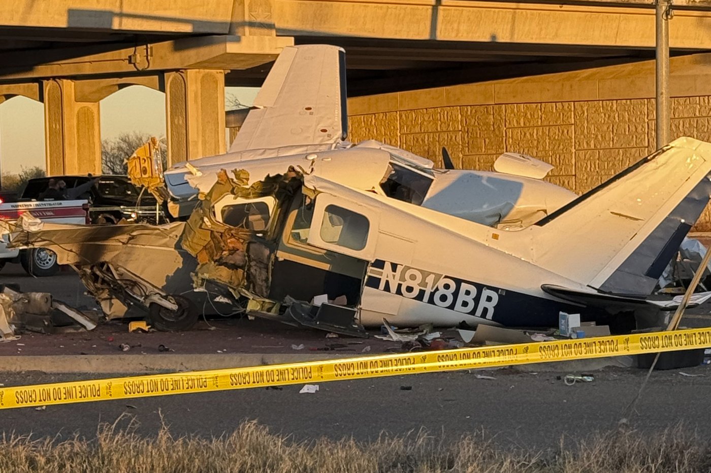 Propeller plane crashes onto a Texas highway, sending 4 people to hospitals | iNFOnews.ca Propeller plane crashes onto a Texas highway, sending 4 people to hospitals | iNFOnews.ca