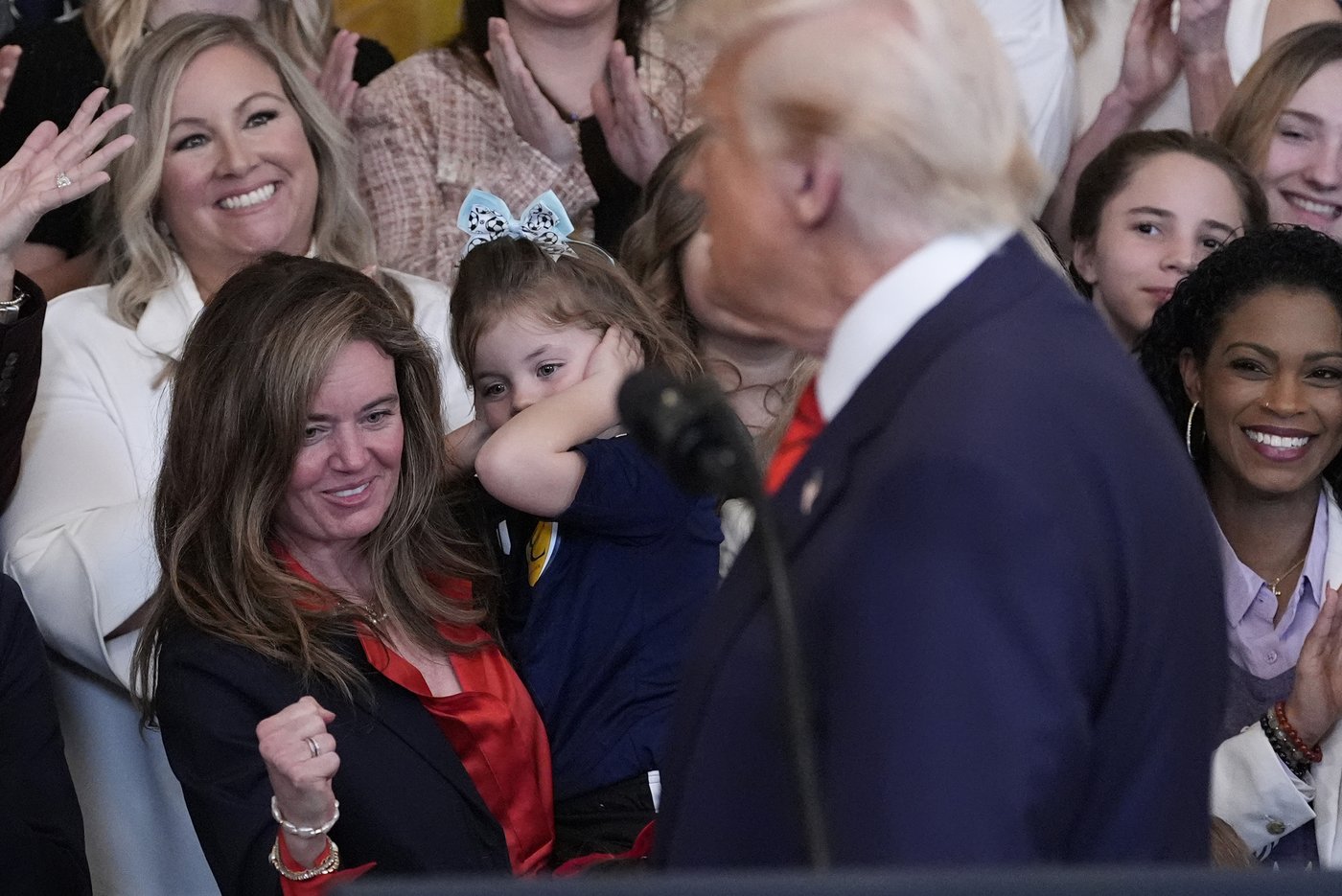 Trump signs executive order intended to bar transgender athletes from girls' and women's sports | iNFOnews.ca