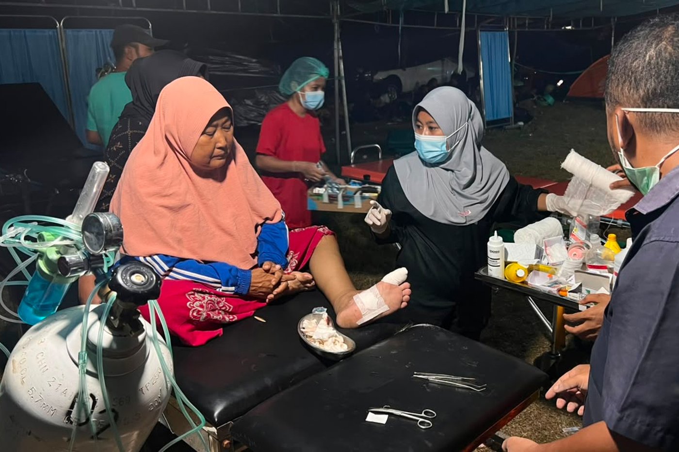 Thousands in Indonesia await aid after quake kills 68, overshadowing Independence Day | iNhome Thousands in Indonesia await aid after quake kills 68, overshadowing Independence Day | iNhome
