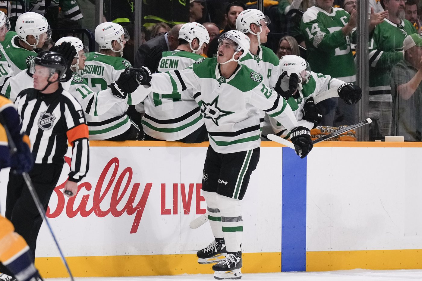 Dallas Stars score 4 goals in 5 shots to take down Predators 4-3 in both teams' season opener | iNFOnews.ca